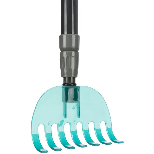 Close up of the Trixie rake head with long handle