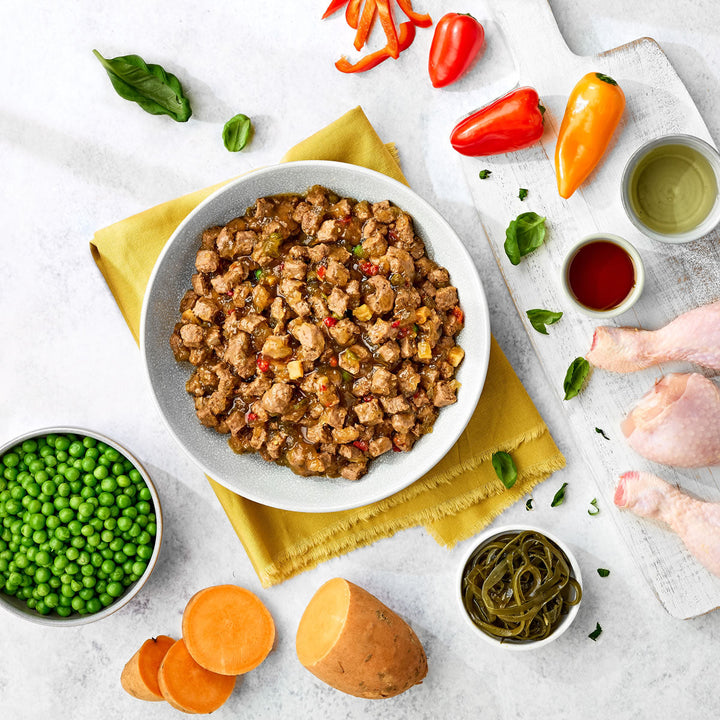 Naturo Chicken in Herb Gravy served in a bowl with chicken, peppers, peas, sweet potato and kelp ingredients